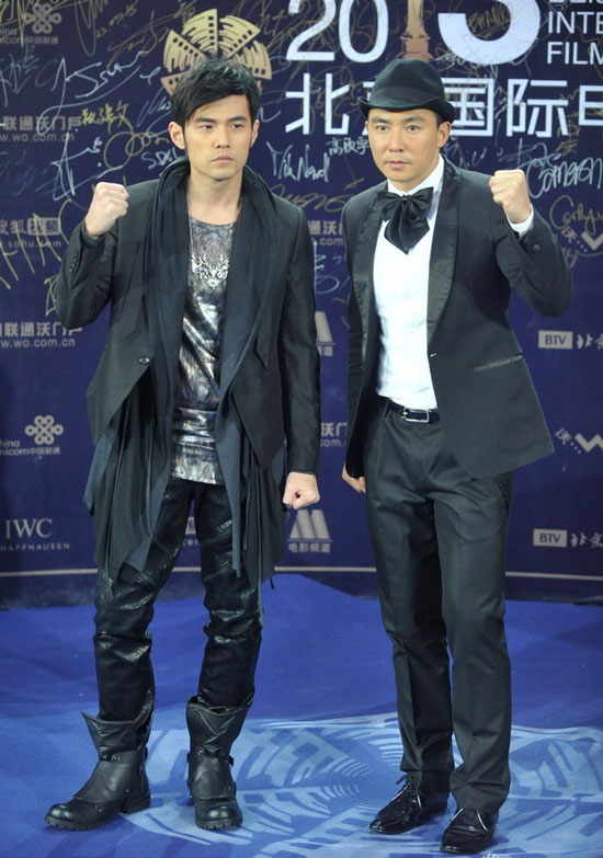 他们通过一 他们通过一